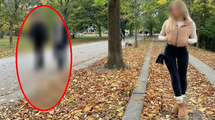 Frau in einem Park; im Hintergrund ist eine unscharfe Form markiert